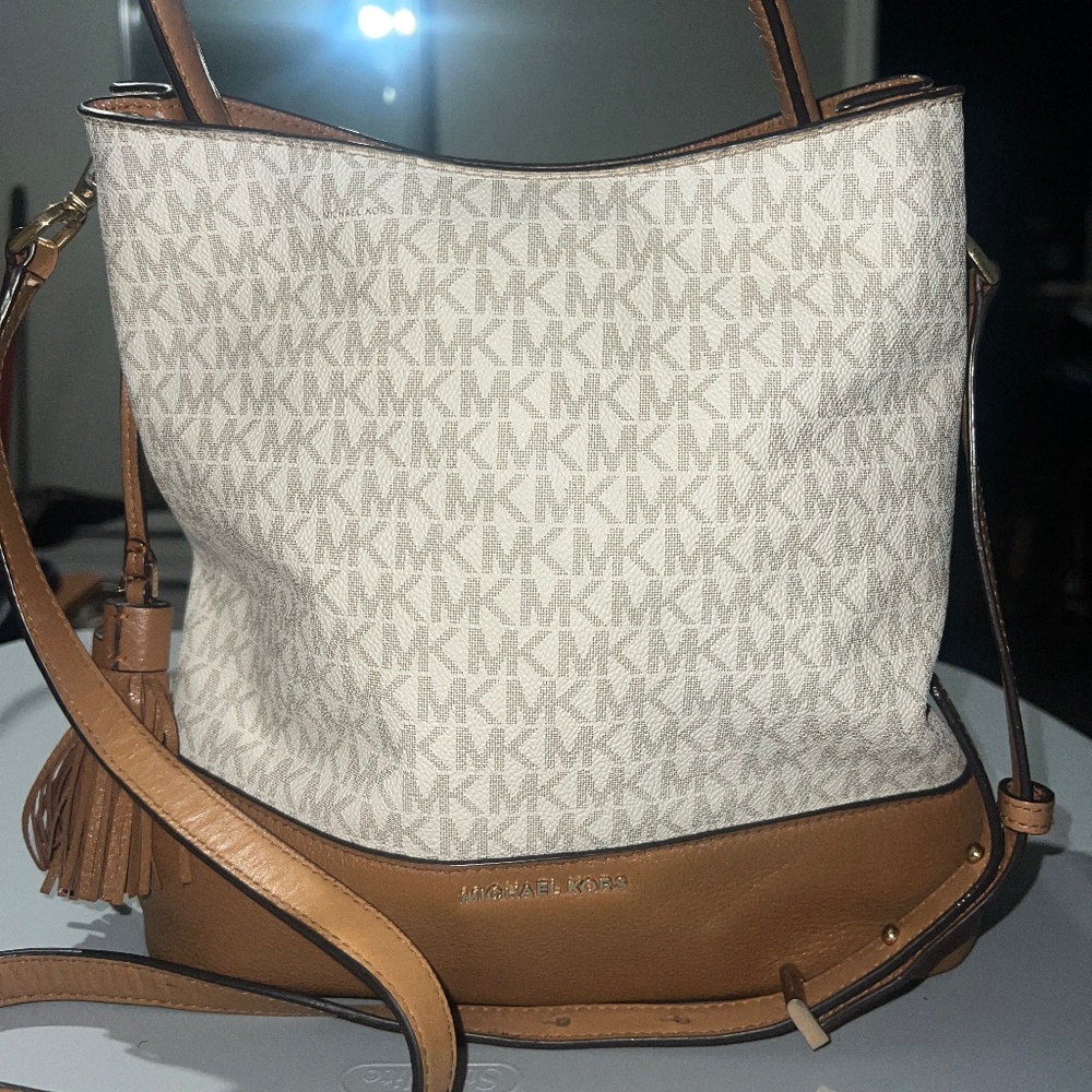 Michael Kors Signature Kip Large Bucket Bag - Picture 1 of 5